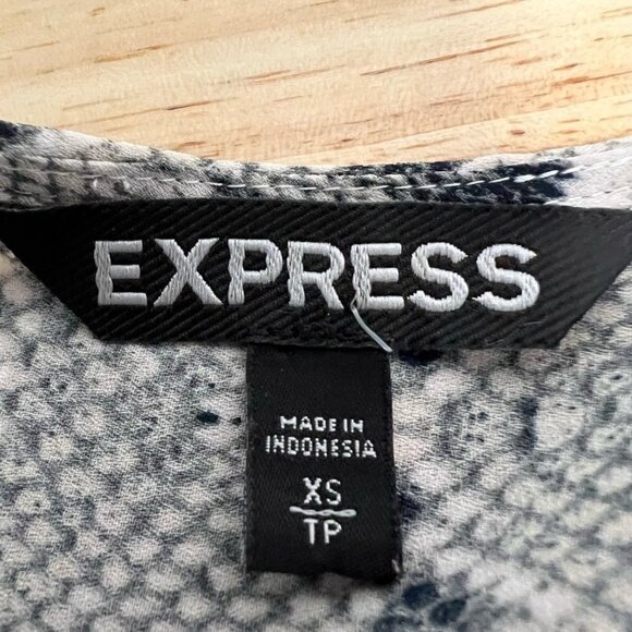Express Womens Button Front Shirt Gray Snake Print Long Sleeve Cuff Blouse XS - Picture 10 of 11